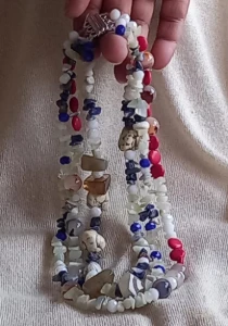 Colar de Três Voltas com Cristais e Pedras - Artesanato e Personalizados