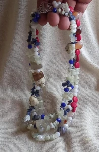 Colar de Três Voltas com Cristais e Pedras - Artesanato e Personalizados