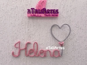 Porta maternidade Nome com coração personalizado em tricotin - Artesanato e Personalizados