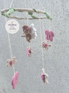 Móbile Flores, Borboletas e Anjo em Tricotin - Artesanato e Personalizados