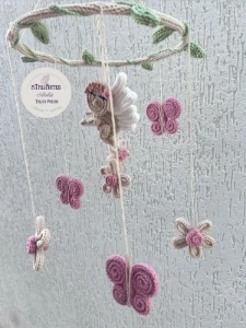 Móbile Flores, Borboletas e Anjo em Tricotin - Artesanato e Personalizados