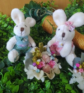 Casal de mini coelhinhos de pelúcia (10cm) - Artesanato e Personalizados