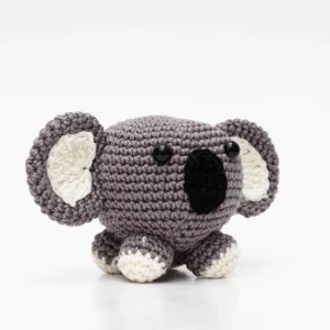 Coala Bola em amigurumi - Artesanato e Personalizados