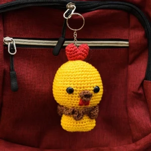Chaveiro galinho amarelo em amigurumi - Artesanato e Personalizados