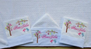 Kit com Toalha de Capuz, Fralda de Ombro e Fralda de Boca - Artesanato e Personalizados
