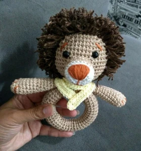 Amigurumi Chocalho Leão - Artesanato e Personalizados