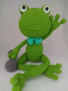 Amigurumi Sapo com alteres em Crochê - Artesanato e Personalizados