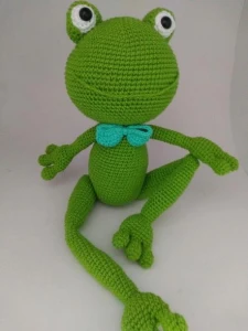 Amigurumi Sapo com alteres em Crochê - Artesanato e Personalizados