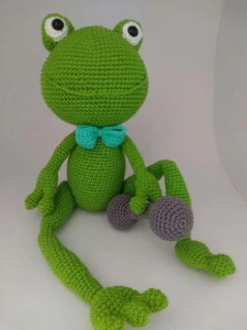 Amigurumi Sapo com alteres em Crochê - Artesanato e Personalizados