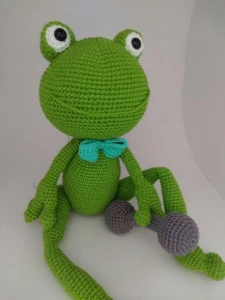 Amigurumi Sapo com alteres em Crochê - Artesanato e Personalizados