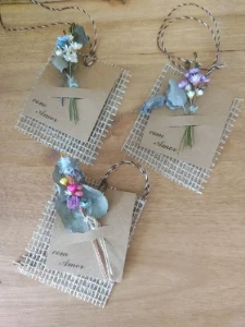 Tag Kraft com Buque com flores desidratadas - Artesanato e Personalizados