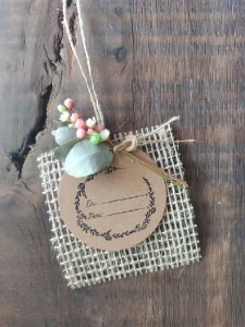 Tag Kraft com Buque com flores desidratadas - Artesanato e Personalizados