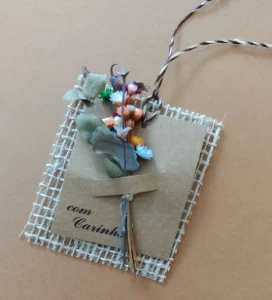 Tag Kraft com Buque com flores desidratadas - Artesanato e Personalizados