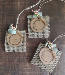 Tag Kraft com Buque com flores desidratadas - Artesanato e Personalizados