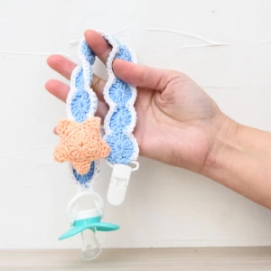 Prendedor de Chupeta Azul com Estrela do Mar em Crochê - Artesanato e Personalizados
