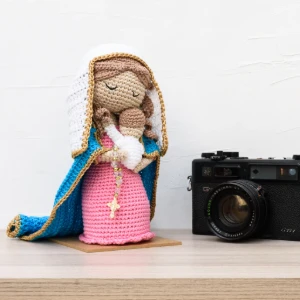 Nossa Senhora com Menino Jesus em Amigurumi - Artesanato e Personalizados