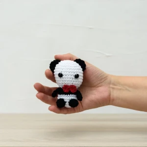 Chaveiro pandinha de gravata em amigurumi - Artesanato e Personalizados