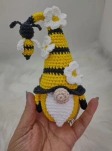 Mini Gnomo Em Crochê Abelha - Artesanato e Personalizados