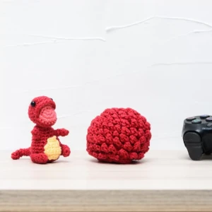 Ovo com filhote de dinossauro vermelho em amigurumi - Artesanato e Personalizados