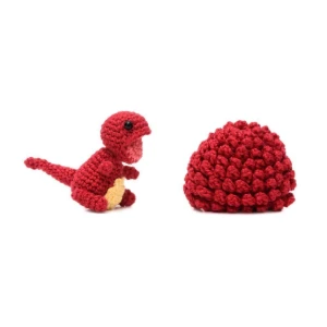 Ovo com filhote de dinossauro vermelho em amigurumi - Artesanato e Personalizados