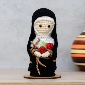 Santa Rita em amigurumi - Artesanato e Personalizados