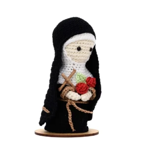 Santa Rita em amigurumi - Artesanato e Personalizados