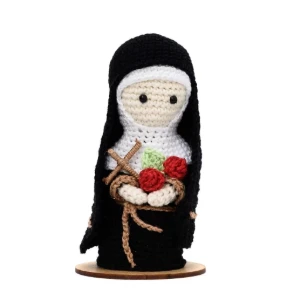 Santa Rita em amigurumi - Artesanato e Personalizados
