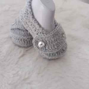 Sapatinho de Crochê Cinza com Laço para Bebê - Artesanato e Personalizados