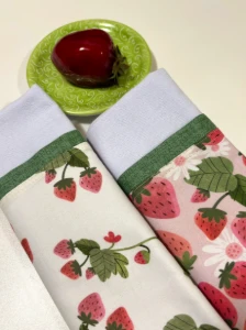 Kit com 2 Panos de Prato Morango - 50 x 70 cm - Artesanato e Personalizados