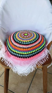 Capa de Almofada Mandala Neon em Crochê - Artesanato e Personalizados