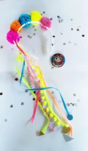 Tiara Coroa Pompoms - Artesanato e Personalizados