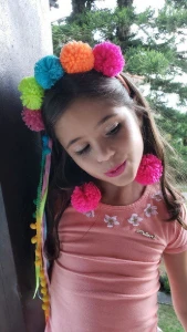Tiara Coroa Pompoms - Artesanato e Personalizados