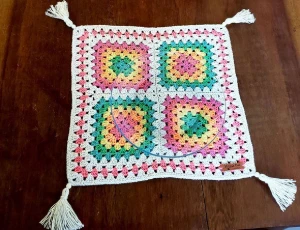 Kit Sousplats / Porta Prato Quadrado em Crochê (04 Peças) - Artesanato e Personalizados