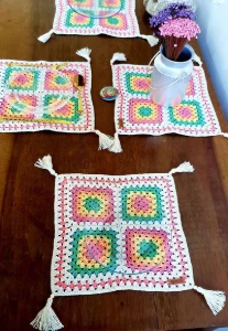 Kit Sousplats / Porta Prato Quadrado em Crochê (04 Peças) - Artesanato e Personalizados