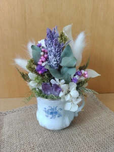 Arranjo na xícara retrô com flores desidratadas - Artesanato e Personalizados