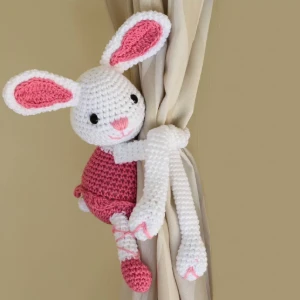 Prendedor de cortina coelhinha bailarina em amigurumi - Artesanato e Personalizados