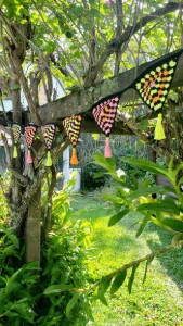 Varal de Bandeirinhas Neon em Crochê - Artesanato e Personalizados