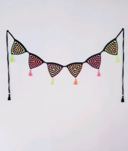 Varal de Bandeirinhas Neon em Crochê - Artesanato e Personalizados