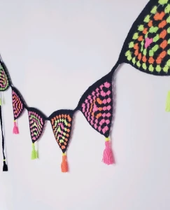 Varal de Bandeirinhas Neon em Crochê - Artesanato e Personalizados