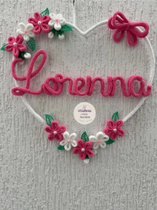 Guirlanda de Coração Personalizado com Flores Tricotin - Artesanato e Personalizados
