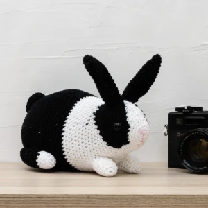 Coelho Holandês Preto e Branco em Amigurumi - Artesanato e Personalizados