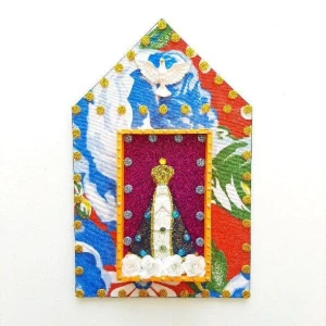 Capelinha de Madeira e Chita "N. S. Aparecida" - Artesanato e Personalizados