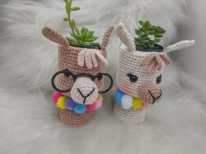 Cachepôs Casal De Lhama Em Crochê - Artesanato e Personalizados