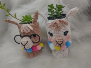 Cachepôs Casal De Lhama Em Crochê - Artesanato e Personalizados