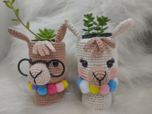 Cachepôs Casal De Lhama Em Crochê - Artesanato e Personalizados