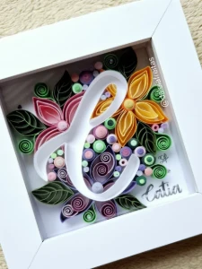 Quadro com Letra Floral Personalizada em Quilling - Artesanato e Personalizados