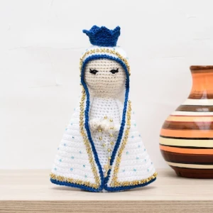 Nossa Senhora de Manto Branco em Amigurumi - Artesanato e Personalizados