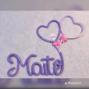 Porta maternidade Nome com dois desenhos em tricotin - Artesanato e Personalizados