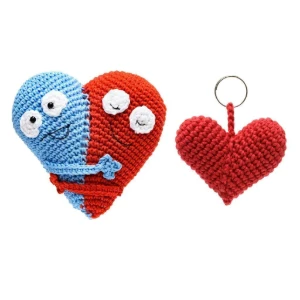 Duo Abraço do Coração e chaveiro coração em amigurumi - Artesanato e Personalizados