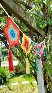 Varal de Estrelas Multicoloridas em Crochê - Artesanato e Personalizados